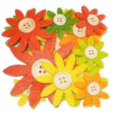 12 stuks gekleurde hobby bloemen geel/oranje/groen van vilt met houte