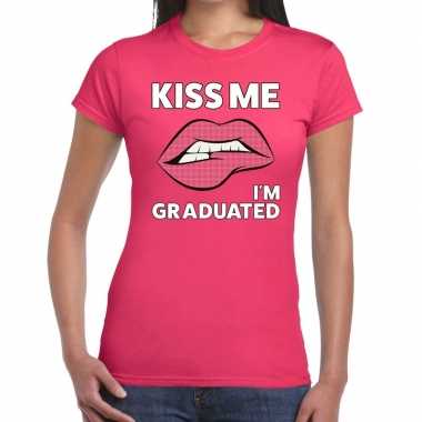 Kiss me i am graduated roze fun-t shirt voor dames