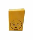 Gele sigarettenbox knipogende smiley