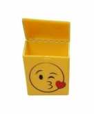 Gele sigarettenbox kussende smiley