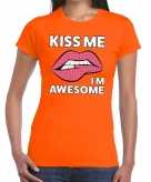 Kiss me i am awesome oranje fun t-shirt voor dames