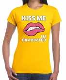 Kiss me i am graduated geel fun t-shirt voor dames