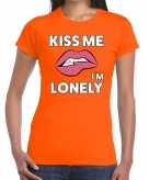 Kiss me i am lonely oranje fun t-shirt voor dames
