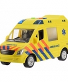 Kunststof ziekenwagen met licht en geluid 22 cm