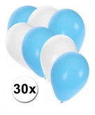 Lichtblauwe en witte ballonnen